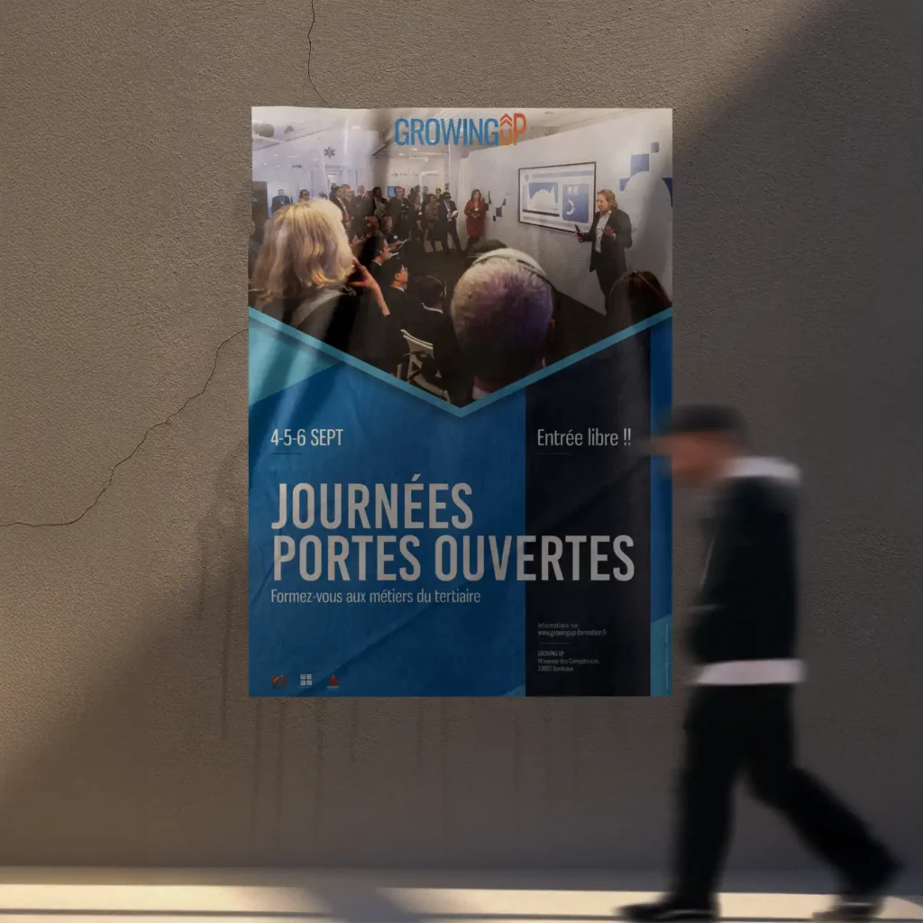 MOCKUP : Affiche des journées portes ouvertes organisée par l'organisme de formation GrowingUp sur un mur dans la rue