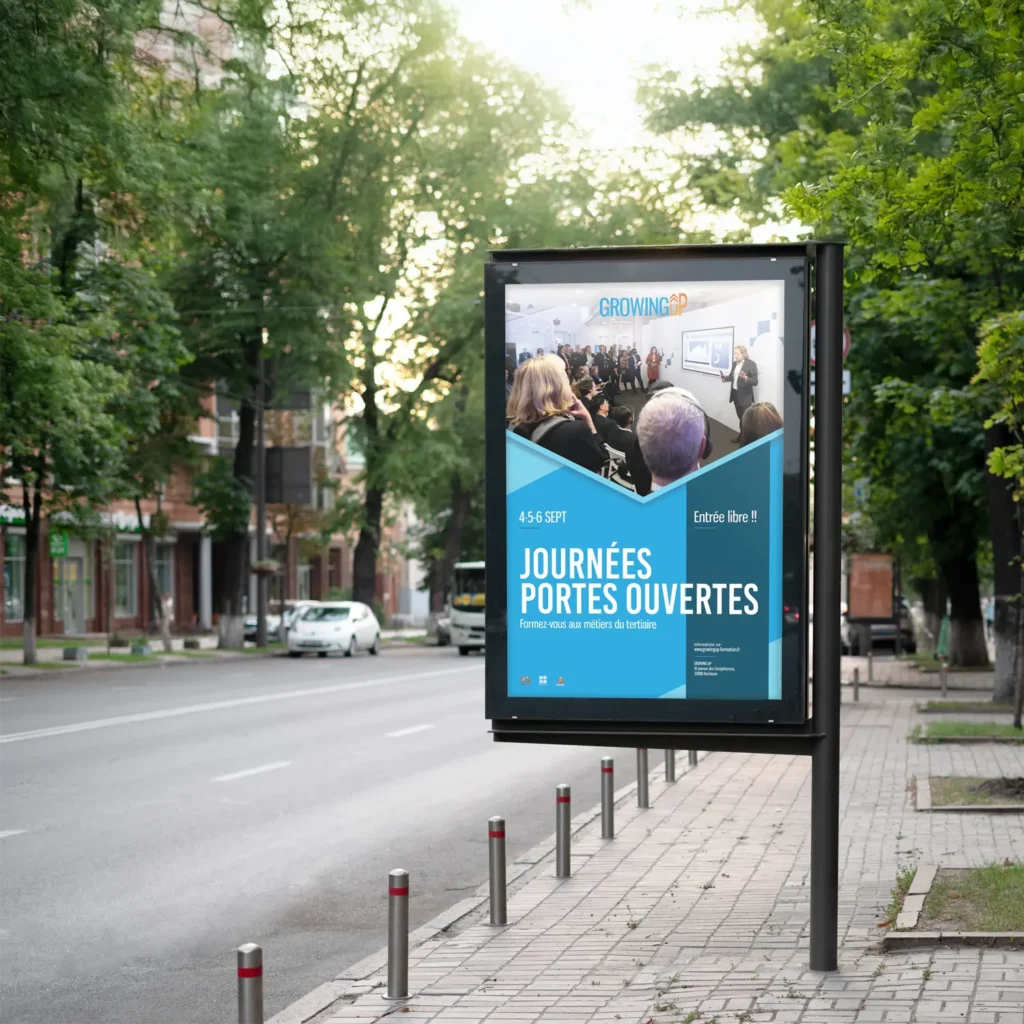 MOCKUP : Affiche des journées portes ouvertes organisée par l'organisme de formation GrowingUp sur un panneau dans la rue