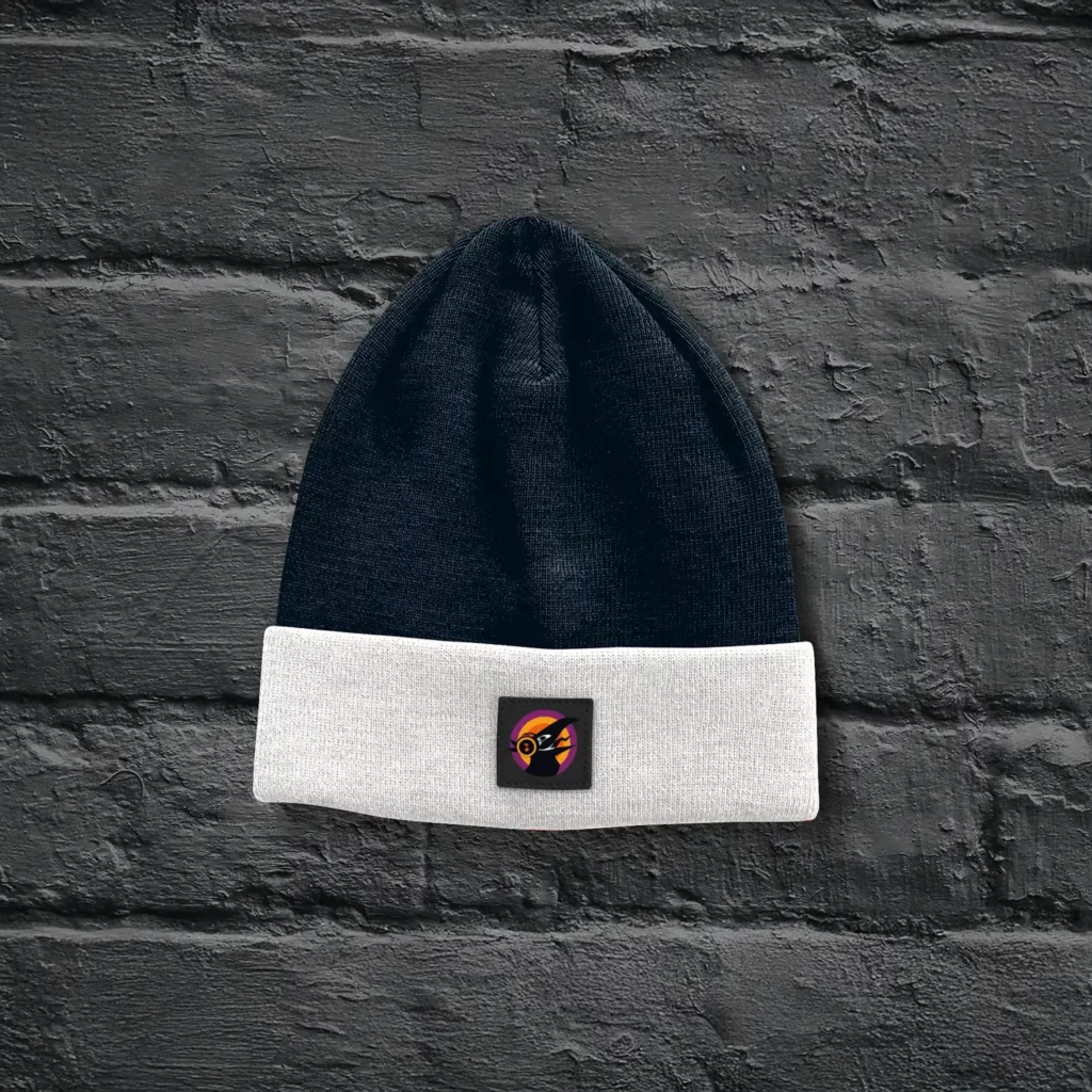 MOCKUP : Un bonnet aux couleurs de l'application RaveNote et  ornés de son logo au corbeau malicieux