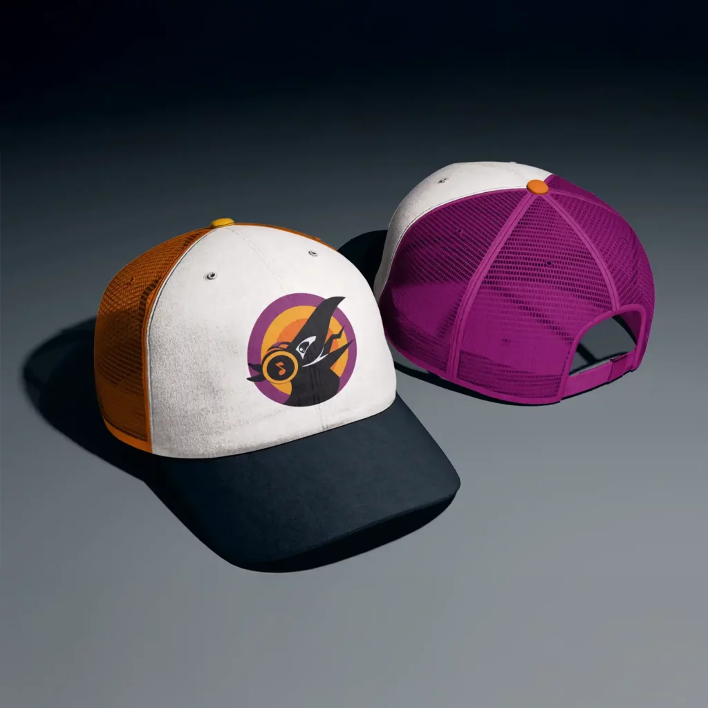 MOCKUP : 2 casquettes aux couleurs de l'application RaveNote et  ornés de son logo au corbeau malicieux