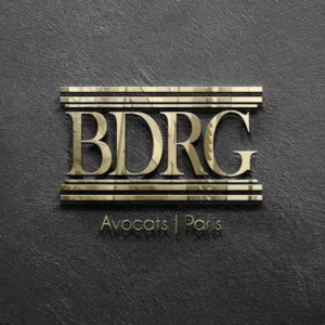 MOCKUP : Logo "BDRG" avec sa baseline "Avocats | Paris" en 3d doré comme sur une enseigne