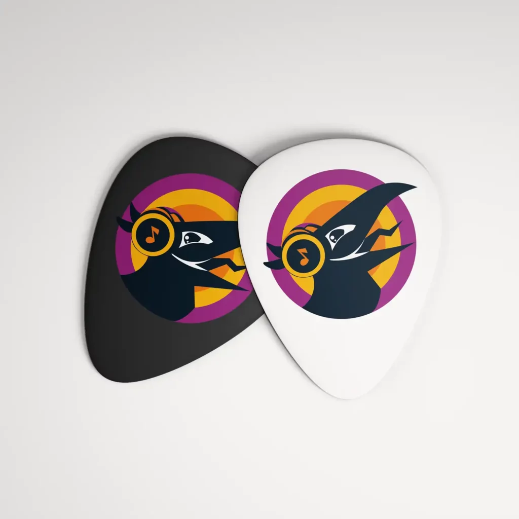 MOCKUP : 2 versions de médiators aux couleurs de l'application RaveNote et ornés de son logo au corbeau malicieux
