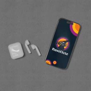 MOCKUP : Un smartphone allumé sur l'application RaveNote à côté d'une paire d'oreillettes