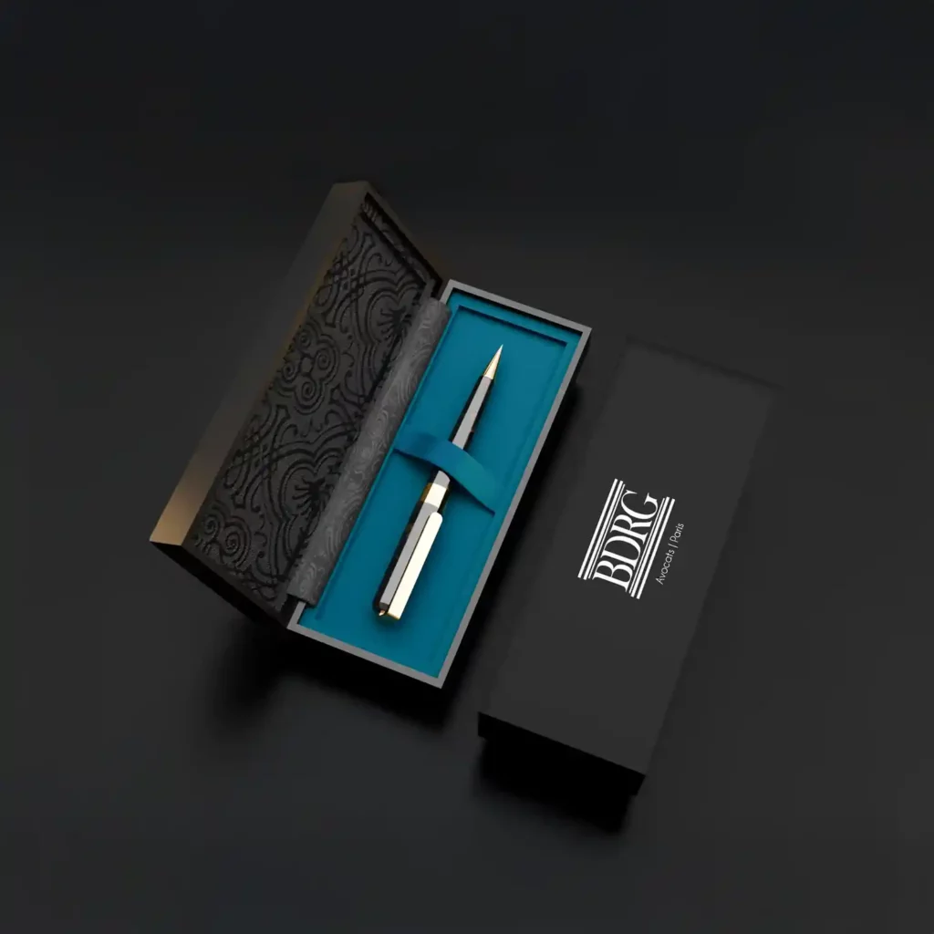 MOCKUP : Logo "BDRG" avec sa baseline "Avocats | Paris" sur une élégante boite contenant un stylo haut de gamme
