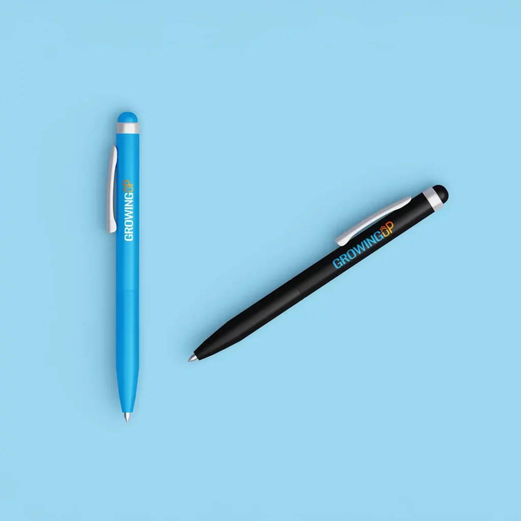 MOCKUP : des stylos billes aux couleurs de l'organisme de formation GrowingUp. La version bleue avec le logo blanc et la version noire avec le logo bleu.