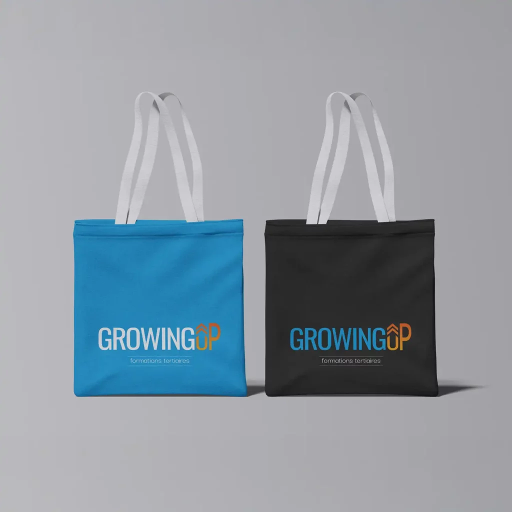 MOCKUP : 1 tote bag bleu et 1 tote bag noir ornés du logo de l'organisme de formation GrowingUp