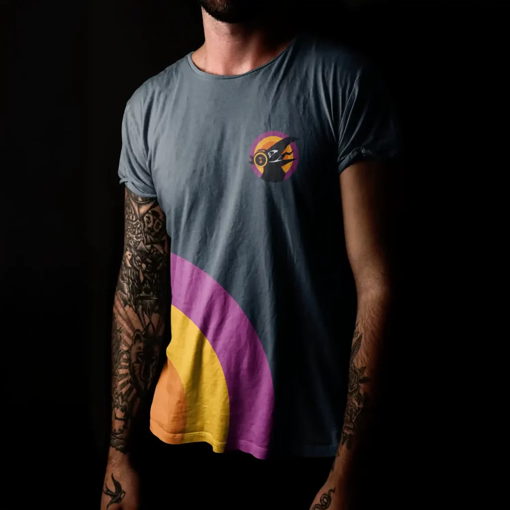 MOCKUP : un Tshirt aux couleurs de l'application RaveNote et ornés de son logo au corbeau malicieux
