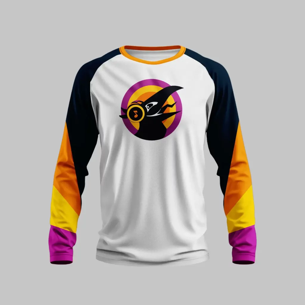 MOCKUP : un Tshirt à manches longues aux couleurs de l'application RaveNote et ornés de son logo au corbeau malicieux